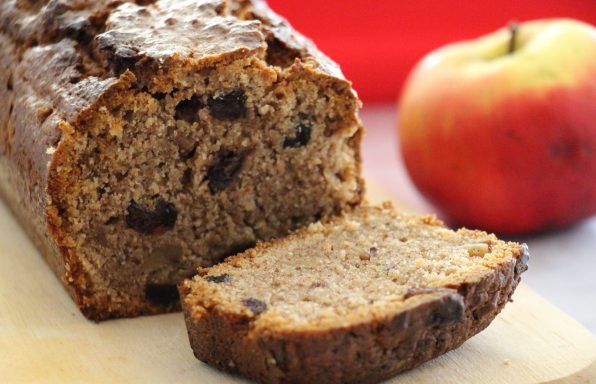 Gâteau aux pommes, canelle, cranberries et noix